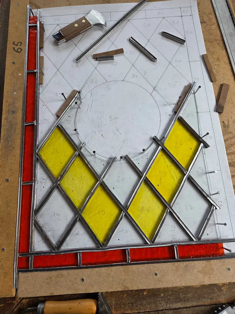 Démarrage de la fabrication du vitrail lors de la formation