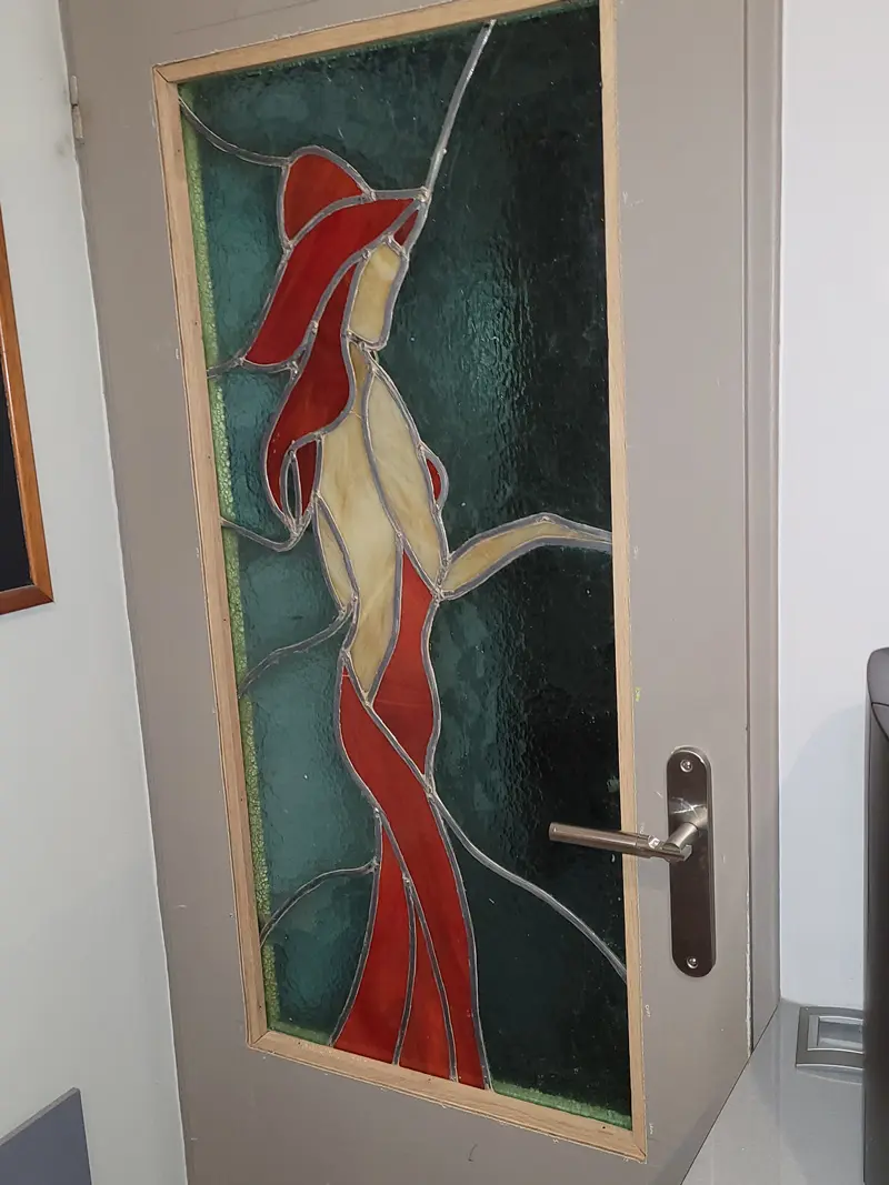 La dame au champagne finie et posée sur une porte d'intérieure