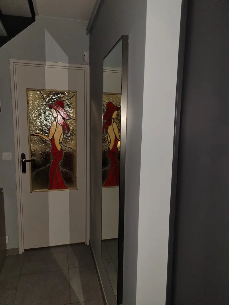 la dame au champagne sur porte en reflets