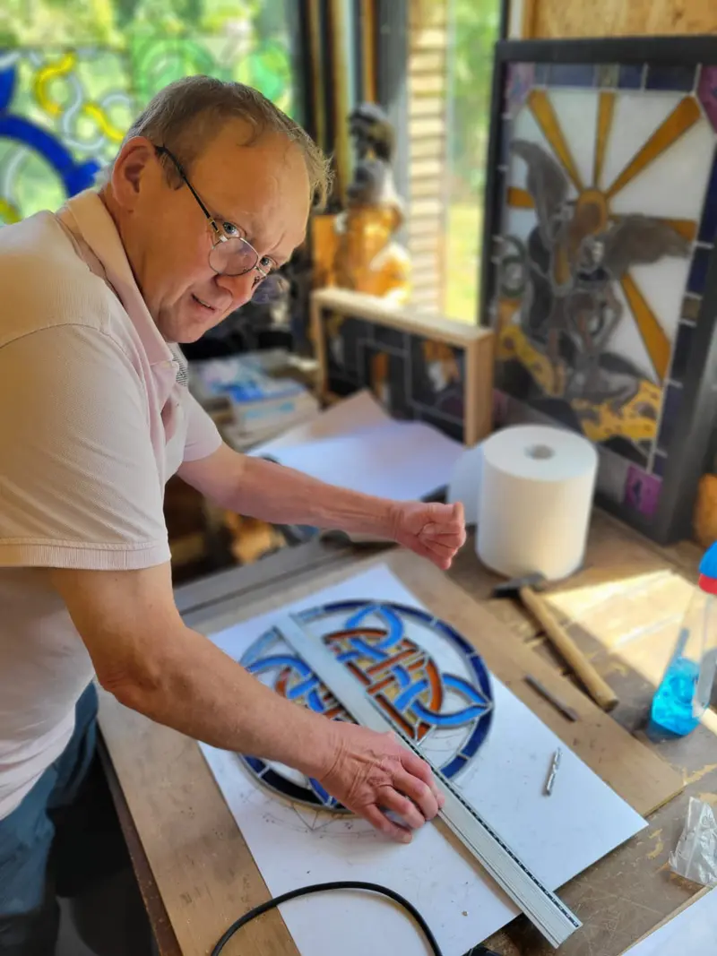 Eric Bailloeul en plein travail sur un vitrail