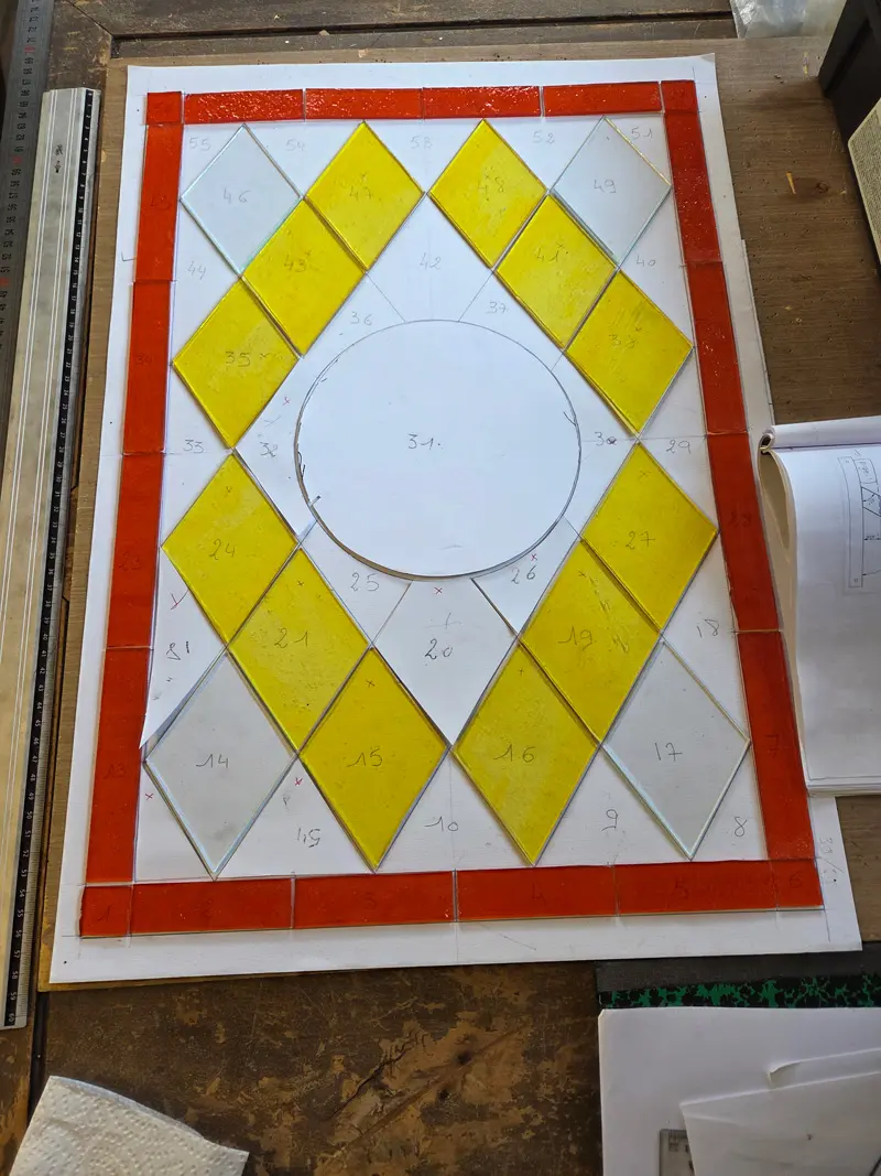 Pose des verres sur le dessin du vitrail de la formation