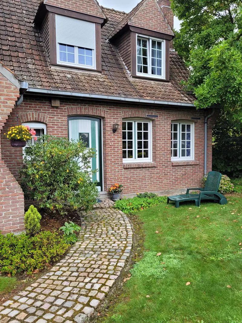 Photo d'une porte d'entrée en vue complète façade, peintures décoratives