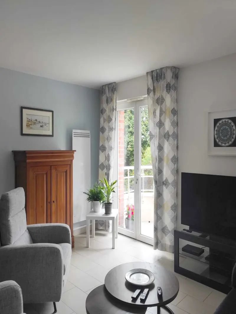 Photo autre vue de la pièce ouverte complète rénovation avec mise en peinture plafond, murs et menuiseries existantes