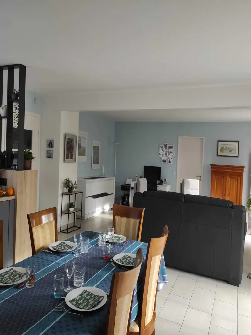 Photo pièce ouverte complète rénovation avec mise en peinture plafond, murs et menuiseries existantes