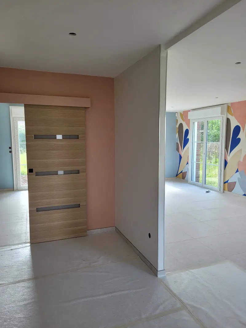 Photo de la pièce une fois les enduits mis et la mise en peinture finalisée